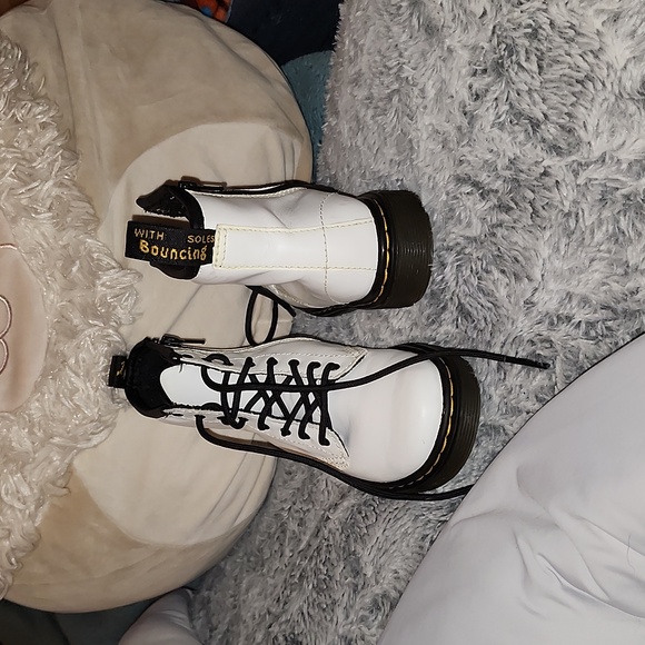 Doc Martin's Air wair with bouncing soles size 10 - Picture 3 of 4